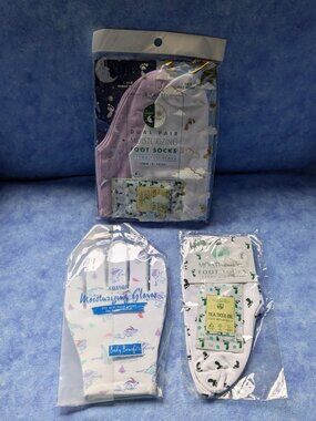 Moisturizing sock and gloves